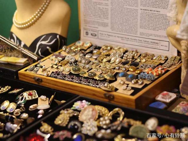 成都古著店 穿在身上的時光機(jī)，相框機(jī)配的復(fù)古魅力